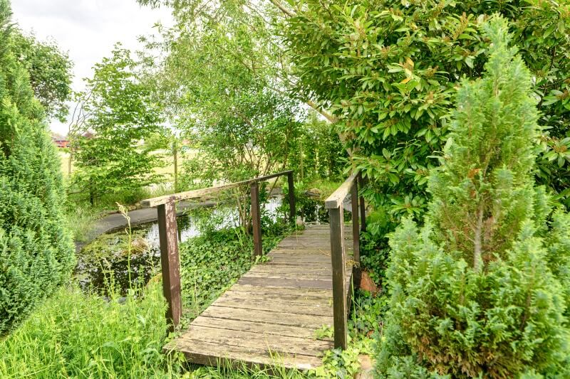 Eine Holzbrücke auf dem Gelände des Arche Gnadenhofs